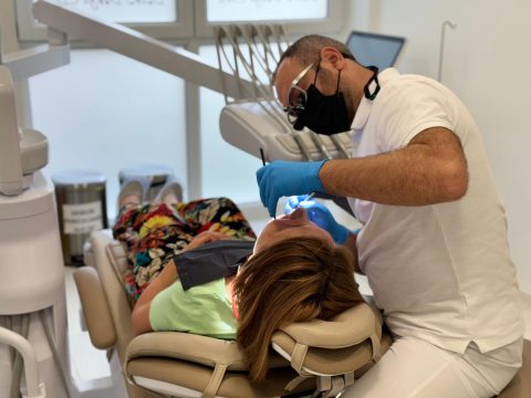 Etapele Implantului Dentar: Cum are loc procesul de Inserare a unui Implant