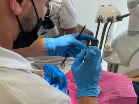 Cat durează un implant dentar? Tot ce trebuie sa stii despre perioada de tratament